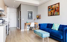 Backup-Power Eclectic Blue City View Apartment